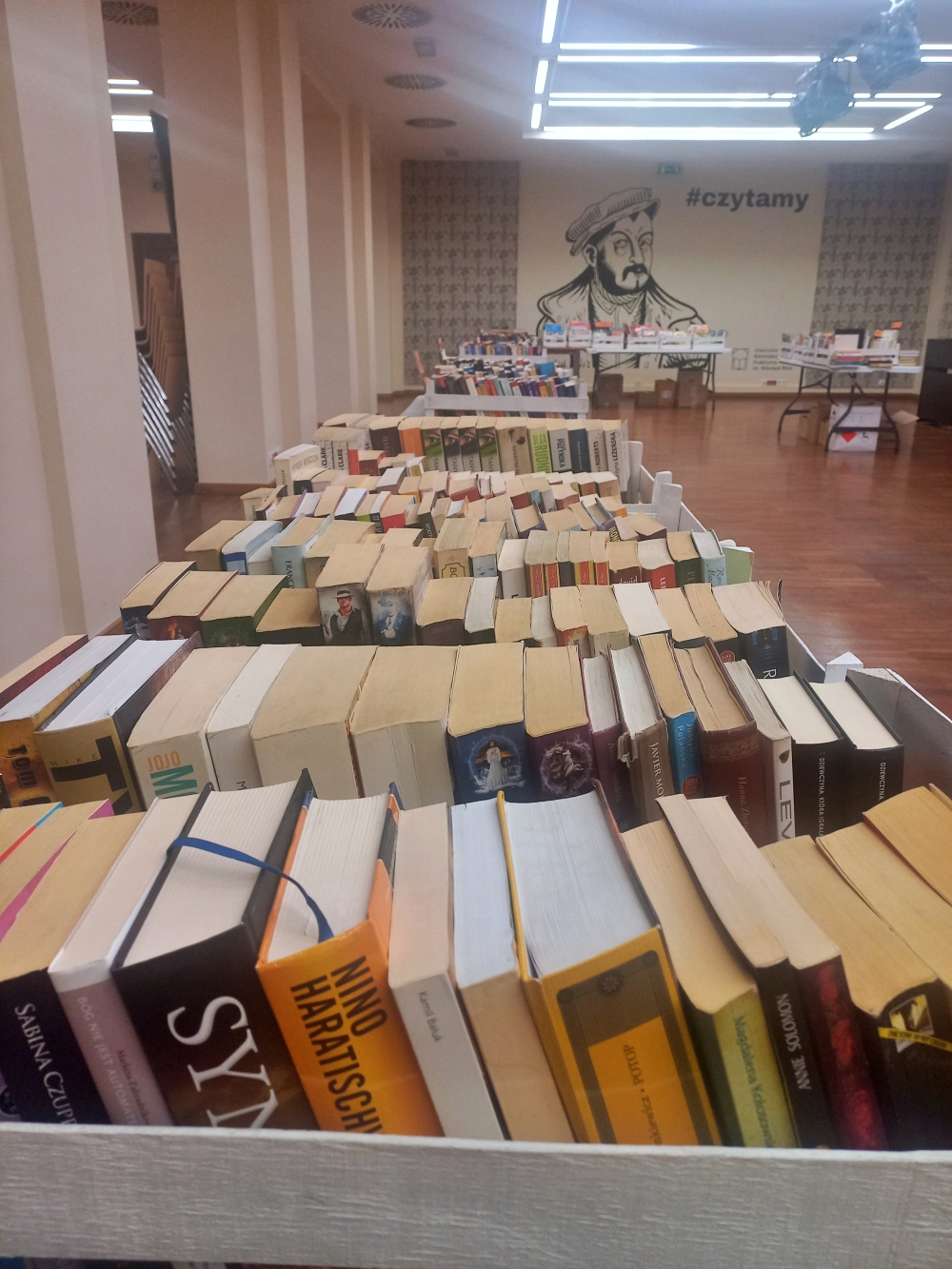 Przygotowania do dwudniowej Giełdy Książki w sali konferencyjnej biblioteki